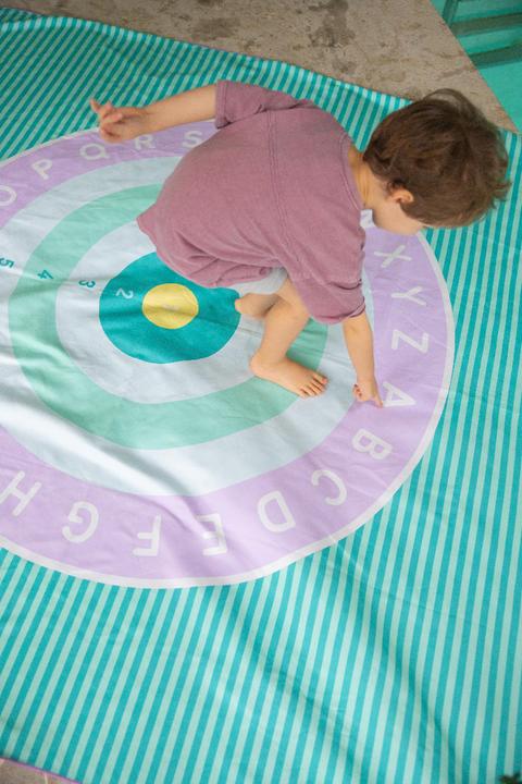 Produktbild Quut Spiel Strandtuch Alphabet/Bullseye XL, 180 x 180cm (180 x 180 cm)