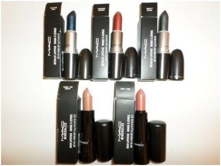 Produktbild MAC Cosmetics Powder Kiss Lipstick (Velvet Punch)