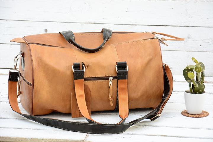 Immagine prodotto Only-Bags.Store Borsone in pelle marrone chiaro con tracolla nera, borsa da weekend dal sapore vintage