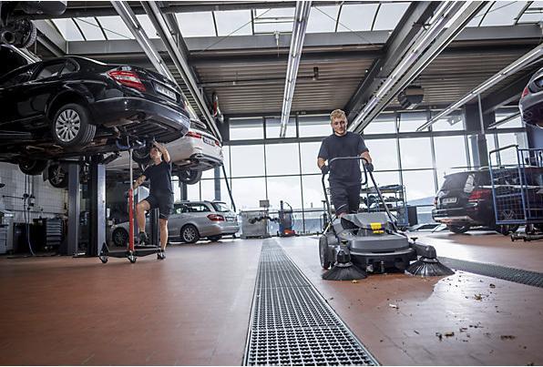 Actual product image Kärcher Professional Sweeper KM 70/30 C BP with 2 side brushes