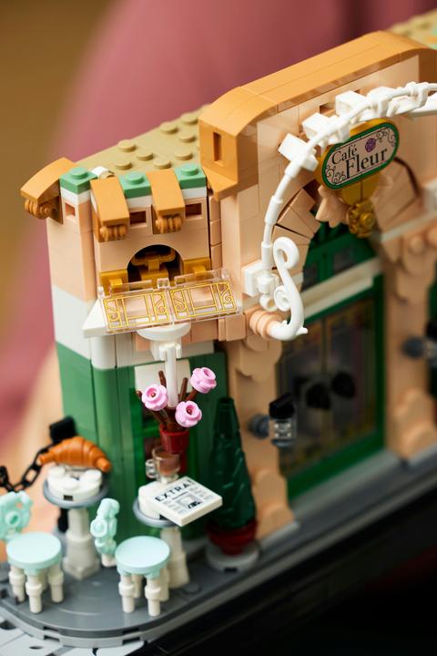 Actual product image LEGO French Café (10362, LEGO Icons)