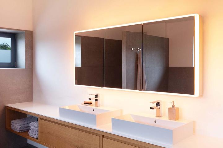 Produktbild Schneider PREMIUM Line Ultimate LED Lichtspiegelschrank, 2 Doppelspiegeltüren, 1325x73,3x15,8cm, 18