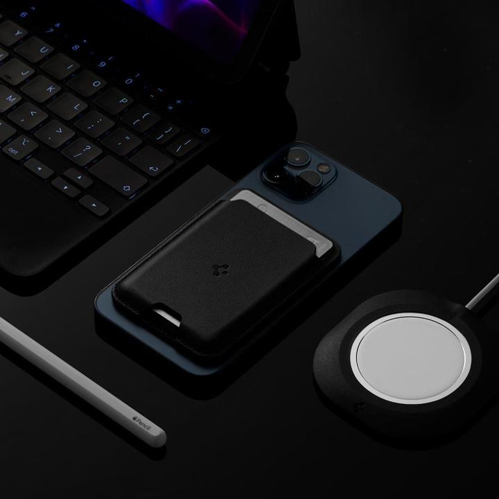 Produktbild Spigen Valentinus Magnetische Geldbörse (Apple iPhone 14 Pro, Apple iPhone 15 Pro, Apple iPhone 14, Apple iPhone 15, Apple iPhone 12, Apple iPhone 16 Pro, Apple iPhone SE (3rd Gen), Apple iPhone 13, Apple iPhone SE (2nd Gen), Apple iPhone 16, Apple iPhone 12 Pro, Apple iPhone 13 Pro)