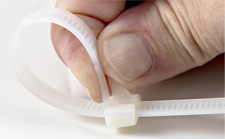 Image du produit StarTech 12cm(5") Liens de serrage réutilisables, 7mm(1/4") de large, 30mm(1-1/8") de diamètre 22kg(50lb) (Serre-câbles en plastique, 8 mm, 100 pcs)