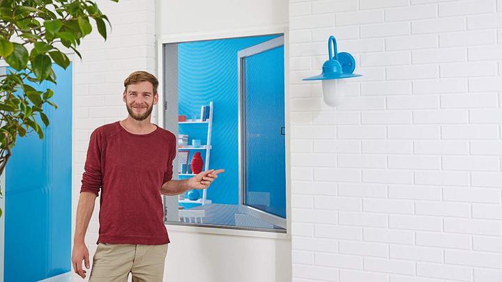 Image du produit tesa Moustiquaire Alu COMFORT pour fenêtres, avec cadre en aluminium, sans perçage (120 x 150 cm)