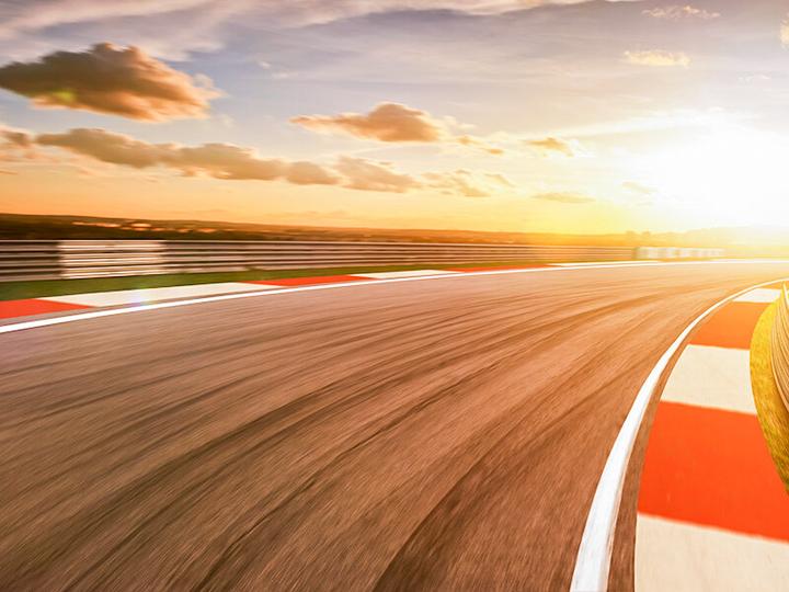Image du produit Smartbox Pilotage d’une voiture de sport ou baptême en moto sur le circuit de Magny-Cours (1 pers.)