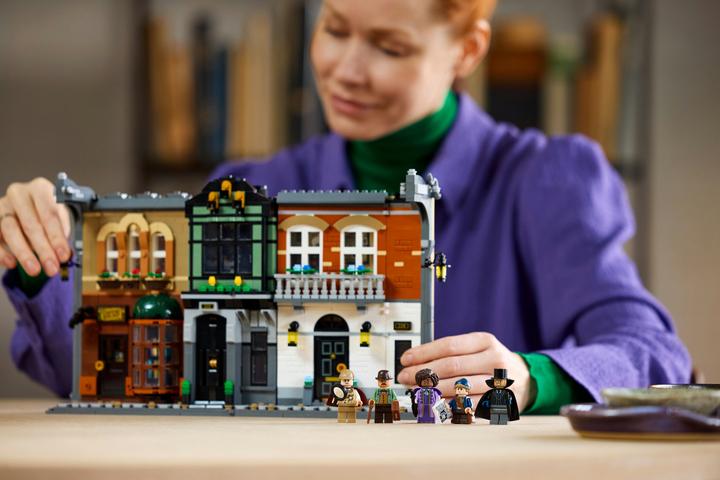 Actual product image LEGO Sherlock Holmes: Book Nook (10351, LEGO Icons)