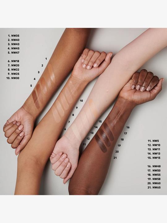 Actual product image MAC Cosmetics M.A.C. Studio Rad Serum Pow Fond de Teint NW40 (No. NW40)
