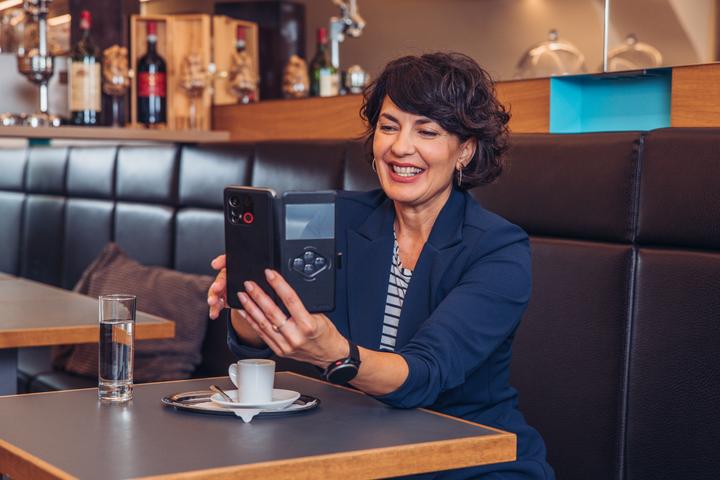 Image du produit Emporia SMART.6, smartphone pour seniors (128 Go, Noir, 6.58", SIM simple, 50 Mpx, 5G)