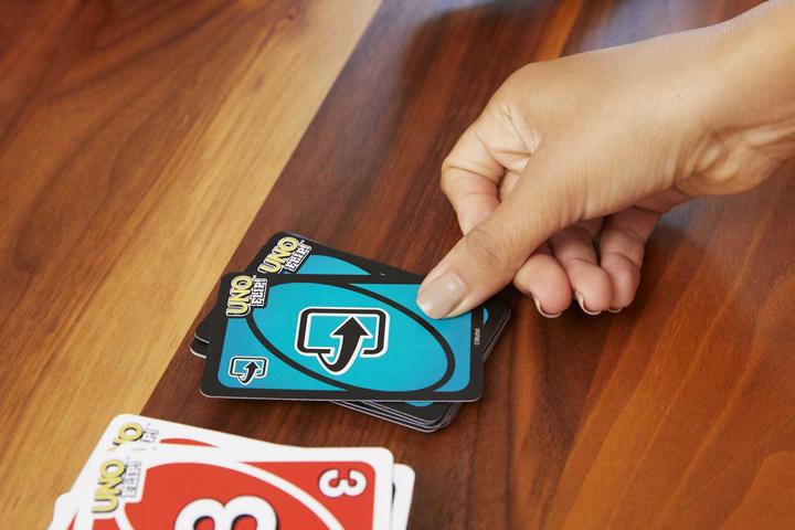 Actual product image Mattel Games UNO Flip in robuster Metalldose (Multilingual)