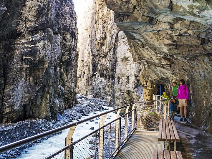 Produktbild Smartbox Outdoor-Abenteuer in Grindelwald: Eintritt in die Gletscherschlucht und ins Kristallmuseum für 2 Per (2 Pers.)