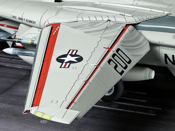 Actual product image Tamiya 1/48 F-14A Tomcat (late) Carrier Launch Set