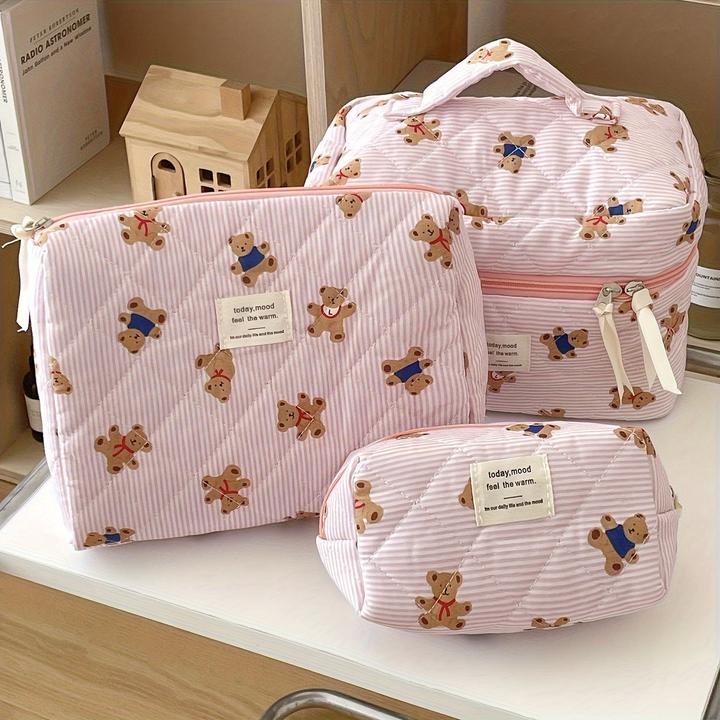 Produktbild Only-Bags.Store Kuschelige gesteppte Teddybär-Kosmetiktasche - perfekt für Reise oder Schule - weiches