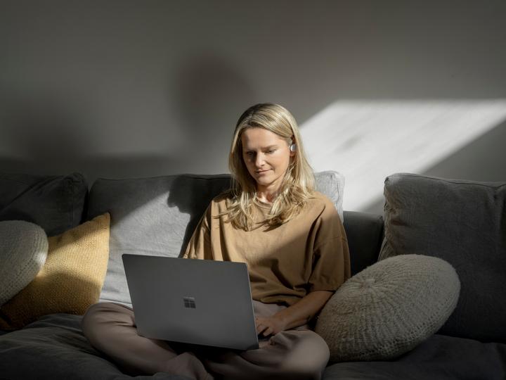Immagine prodotto Microsoft Surface Laptop 4 (15", AMD Ryzen 7 4980U, 8 GB, 256 GB)