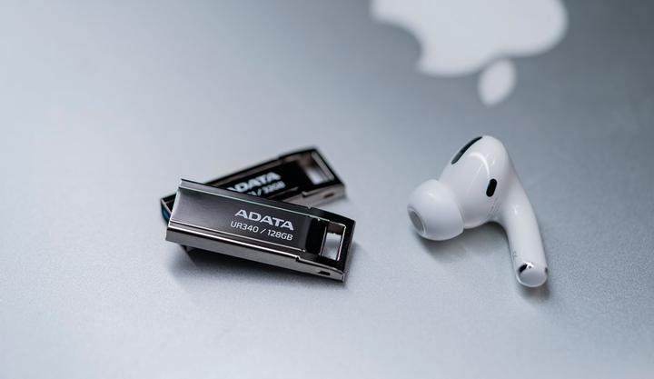 Produktbild Adata UR340 USB flash drive USB Type-A 3.2 Gen 2 (3.1 Gen 2) Black (128 GB, USB-A)