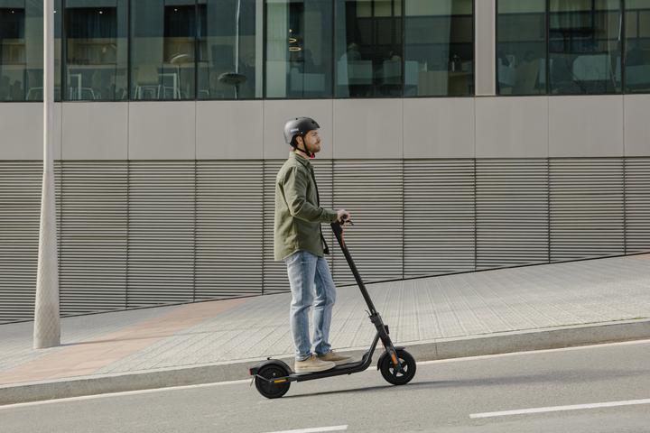 Produktbild Segway-Ninebot F2E Plus E (20 km/h, 55 km, 400 W)