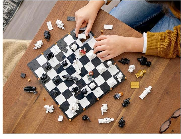 Actual product image LEGO Hogwarts Wizard Chess (76392, LEGO Harry Potter, LEGO Rare Sets)