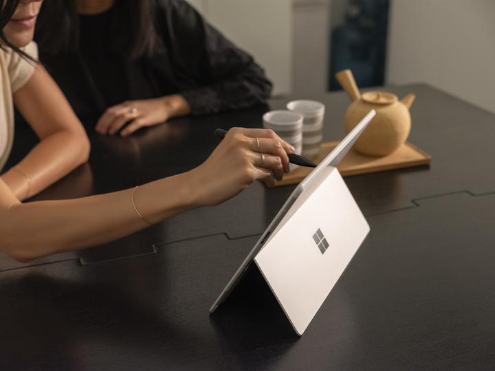 Produktbild Microsoft Surface Pro X (13", Microsoft SQ1, 8 GB, 128 GB, DE)