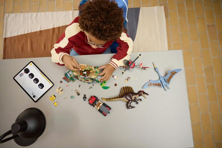 Actual product image LEGO Spinosaurier & Quetzalcoatlus: Hubschrauber-Einsatz (76976, LEGO DC)