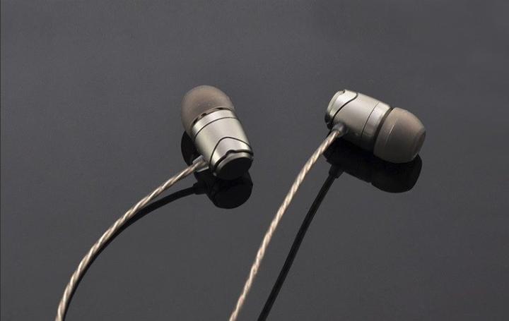 Produktbild SoundMagic E11C stalowy - słuchawki przewodowe (keine Geräuschunterdrückung, Kabelgebunden)