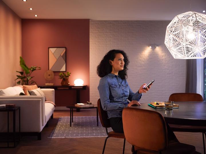 Actual product image Philips Hue White (E27, 9 W, 806 lm, 4 x, F)