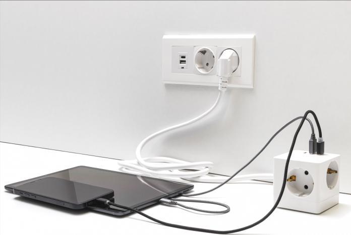 Productafbeelding Delock Stopcontactkubus met verlengkabel 3-voudig met kinderslot en USB-oplader 1,5m kabel (3 x, CEE 7/3, 1.50 m)