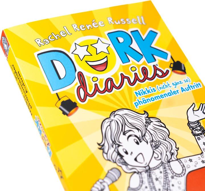 Produktbild DORK Diaries, Band 03: Nikkis (nicht ganz so) phänomenaler Auftritt (Deutsch, Rachel Renée Russell, Ann Lecker, 2024)