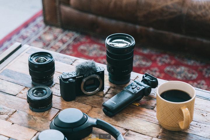 Actual product image Sony Alpha ZV-E10L (16 - 50 mm, 24 Mpx, APS-C / DX)