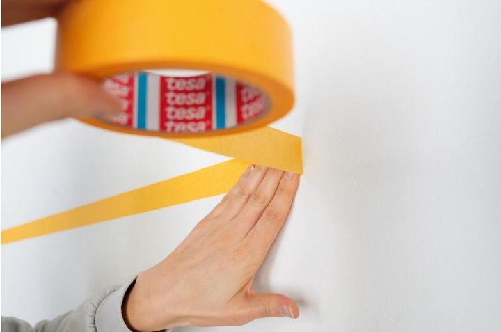 Produktbild tesa Malerkrepp Perfect+, Abdeckklebeband für präzises Abkleben im Innenbereich (50.50 mm)