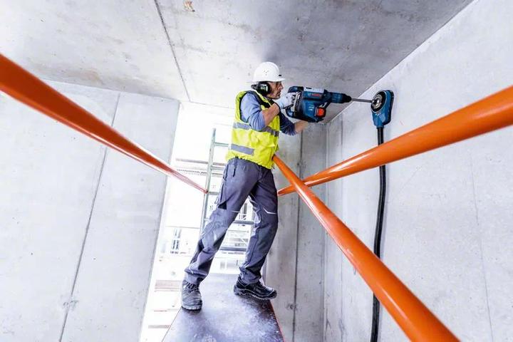 Produktbild Bosch Professional Akku-Bohrhammer BITURBO mit SDS max GBH 18V-45 C, 2 x Akku ProCORE18V 12.0Ah (Akkubetrieb)