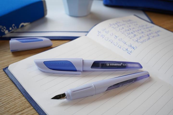 Produktbild STABILO Griffstück für Schulfüller - EASYbuddy Pastel in Wolkenblau - mit Medium-Feder M (Himmelblau, 1 x)