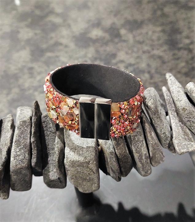 Produktbild Signé Signè Armband Leder mit Steinen & synthetischen Kristallen Rosa & Metallkegel Gold No.9 (18.50 cm, Metall, Glas, Messing, Bleifrei, Cadmiumfrei, synthetische Kristalle, Nickelfrei)