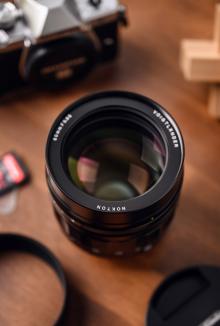 Produktbild Voigtländer Festbrennweite Nokton 60mm / 0.95 MFT – Schwarz (Micro Four Thirds, Micro Four Thirds)