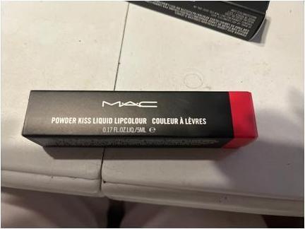 Produktbild MAC Cosmetics Powder Kiss Liquid Lipcolour (Billion $ Smile)