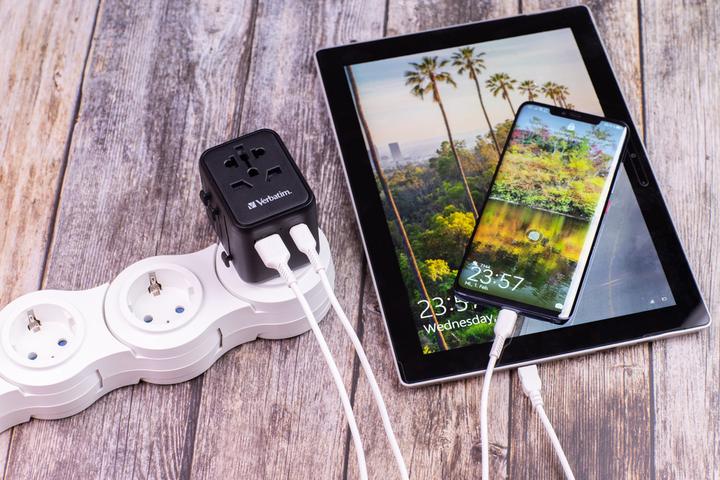 Image du produit Verbatim Adaptateur universel de voyage avec 1 x USB-C PD 20W / 1 x USB-A QC 3.0
