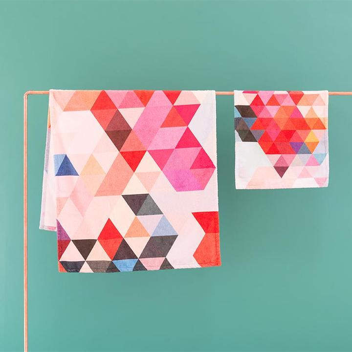 Produktbild Juniqe Forest In The Lake - Ozeane, Meere & Seen (40 x 80 cm)