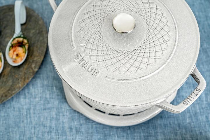 Produktbild Staub Twisted Cocotte 20 cm, rund, Weisser Trüffel, Gusseisen 2.29 (20 cm, Bräter + Schmortopf, Gusseisen)
