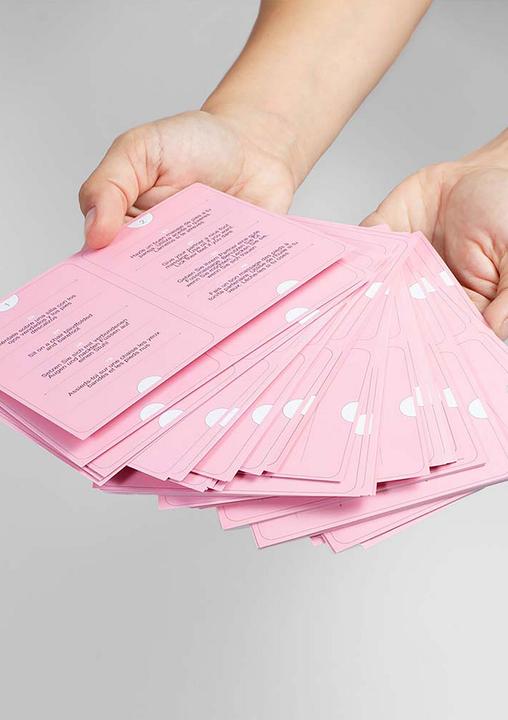 Produktbild Secret play Kartenspiel Ziehen & Spielen (ES/EN/DE/FR/NL/PT/IT) (Würfelspiel, Deutsch, Spanisch, Französisch, Niederländisch, Italienisch, Portugiesisch, Englisch)