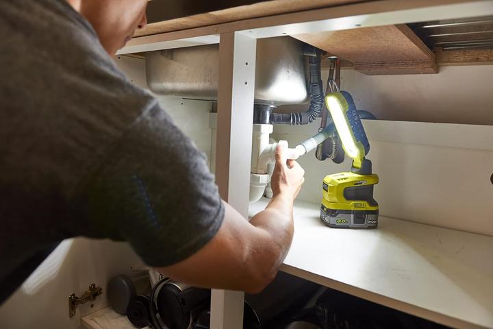 Image du produit Ryobi R18ALP-0 Lampe d'ambiance sans fil pivotante (900 lm)