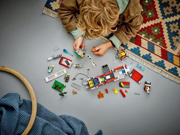 Actual product image LEGO Fire brigade command vehicle (60374, LEGO City)