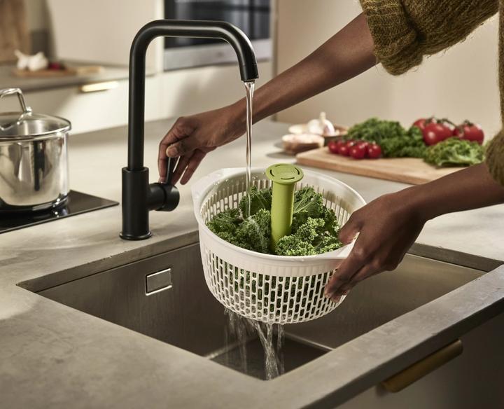 Produktbild Joseph Joseph Spindola Salat-Schleudersieb für die Spüle (22.60 cm)