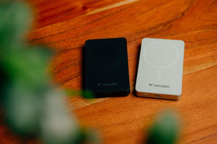 Produktbild Verbatim Charge 'n' Go Essentials Power Bank Magnetic Wireless 10000mAh Black (10000 mAh, 20 W, 37 Wh)