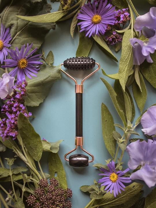 Actual product image YÙ Beauty Obsidian Doppel Face & Body Roller