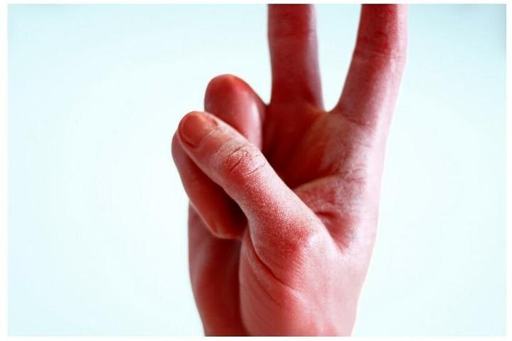 Actual product image Candle Hand Victory (1 pcs.)