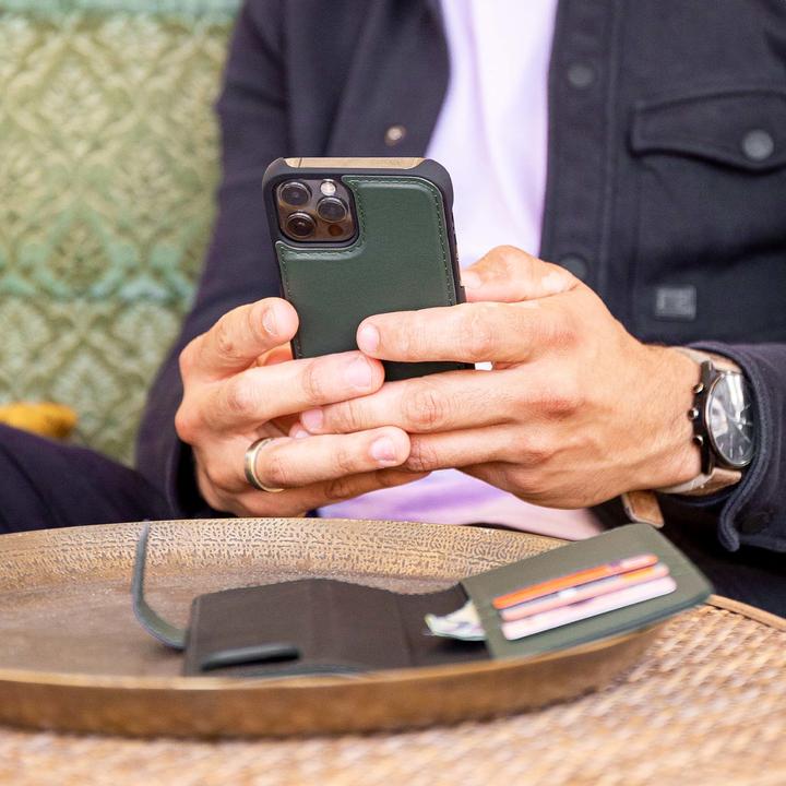 Actual product image Accezz Premium Leather 2 in 1 Wallet Bookcase iPhone SE (2022 / 2020) / 8 / 7 / 6(s) - Groen (Apple iPhone 6s, Apple iPhone SE (3rd Gen), Apple iPhone SE (2nd Gen), Apple iPhone 6, Apple iPhone 8, Apple iPhone 7)