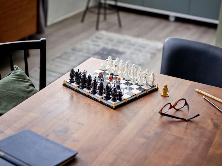 Actual product image LEGO Hogwarts Wizard Chess (76392, LEGO Harry Potter, LEGO Rare Sets)
