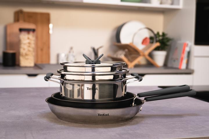 Actual product image Tefal OptiSpace - Pan set - 4-piece (kookpan 18 & 20 cm, koekenpan 24 & 28 cm) (24 cm, Pan set + pot set, Stainless steel)