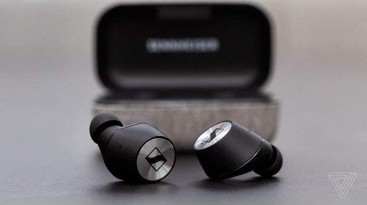 Actual product image Sennheiser Momentum (4 h, Wireless)