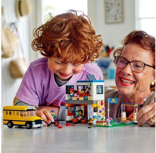 Actual product image LEGO School with school bus (60329, LEGO City)