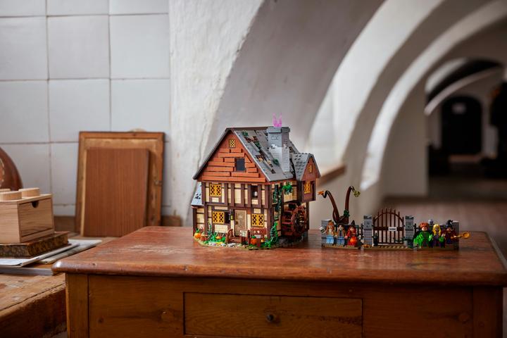 Produktbild LEGO Disney Hocus Pocus: The Sanderson Sisters' Cottage (21341, LEGO Ideas, LEGO Seltene Sets)